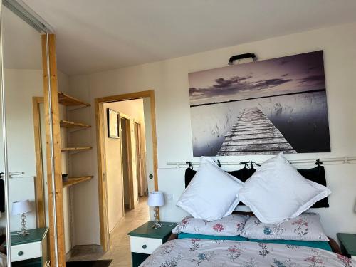 - une chambre dotée d'un lit avec une grande photo sur le mur dans l'établissement Proches Lacs Rivières Canal du Midi Mer Méditerranéenne, à Lézignan-Corbières