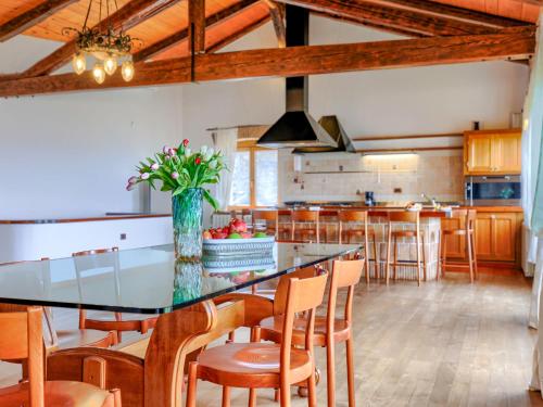 una cucina con tavolo in vetro e sedie in legno di Holiday Home Zollia by Interhome a Vrsar