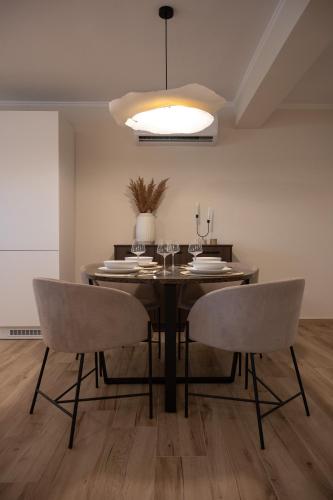 Chrysa's Deluxe Apt