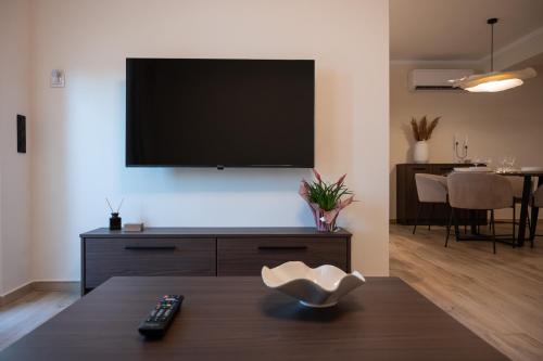 Chrysa's Deluxe Apt