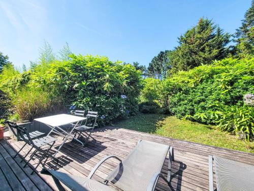 une terrasse avec des chaises, une table et un étang dans l'établissement Apartment Pyramide by Interhome, à Saint-Philibert