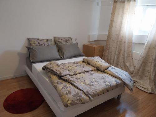 un lit avec des oreillers dessus dans une chambre dans l'établissement Zoe 1, à Savigny-sur-Orge