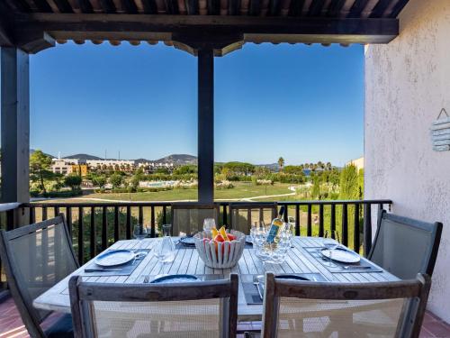 une table à manger sur un balcon avec vue sur l'océan dans l'établissement Apartment Les Marines-13 by Interhome, à La Foux