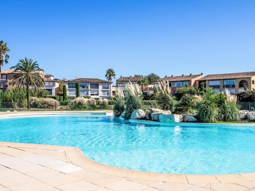 - une piscine d'eau bleue dans un complexe dans l'établissement Apartment Les Marines-7 by Interhome, à La Foux