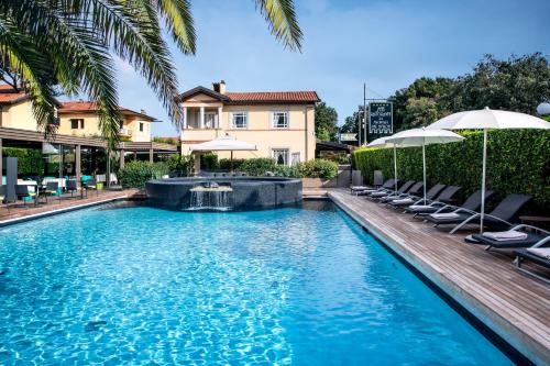 Bazén v ubytování Hotel Byron nebo v jeho okolí
