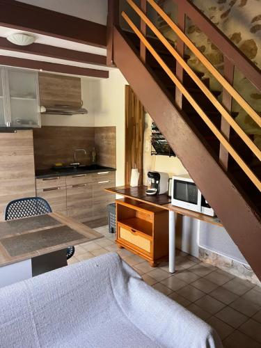 Μια τηλεόραση ή/και κέντρο ψυχαγωγίας στο Appartement pierres apparentes