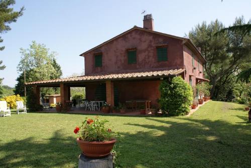 a large house with a yard with a yard at Tuscany country house, Poggio Vitale in Lorenzana