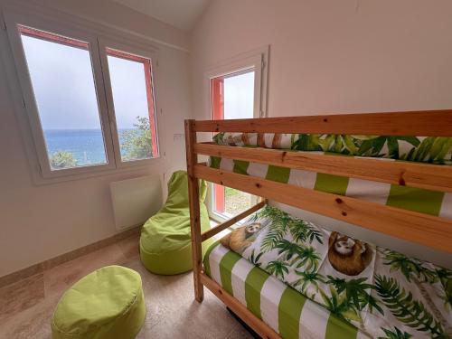 - une chambre avec 2 lits superposés et un chat sur un oreiller dans l'établissement Provenzalische Villa Lucioles - Strandnah mit Meerblick, Pool und Jacuzzi by Riviera HomeLife, à Anthéor