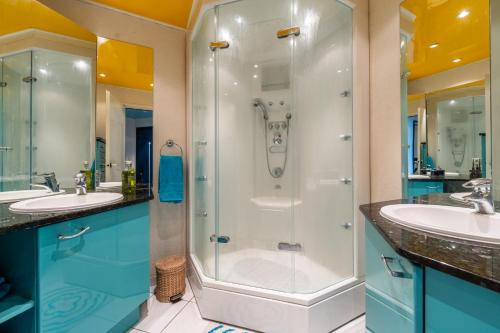 une salle de bain avec deux lavabos et une douche dans l'établissement Grand appartement centre ville Annecy, à Annecy