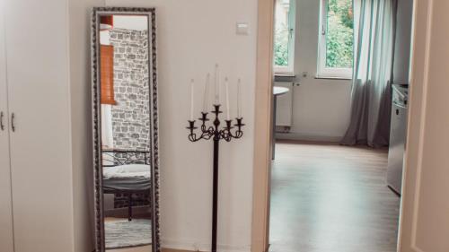 a mirror in a hallway with a dining room at Apartments Cassel - mit Smart TV und Parkplätzen - für Singles, Paare, Familien und Gruppen in Kassel
