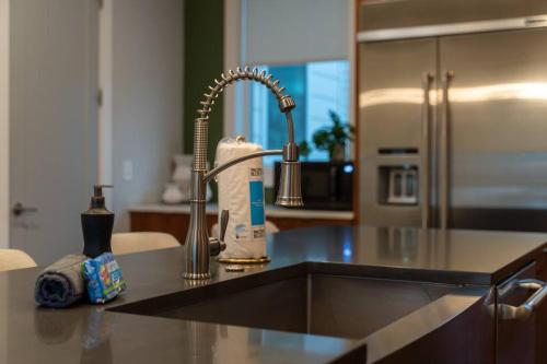 Køkken eller tekøkken på Luxury Townhome! Rooftop-Game Room! Near Broadway!