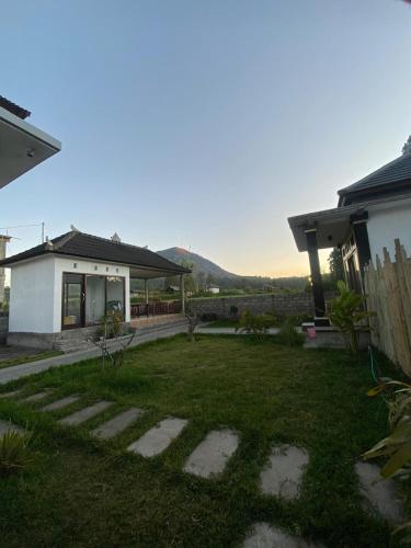 a yard with a house and a house at Mount Batur Homestay in Kubupenlokan