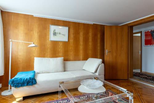 a living room with a white couch and a table at Blattenheimat6 - im traditionellen Appenzeller Haus in Appenzell