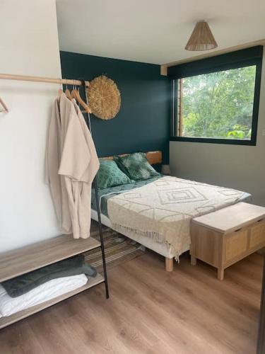 une chambre avec un lit et une fenêtre dans l'établissement A la ville comme à la campagne, à Taulhac-près-le-Puy