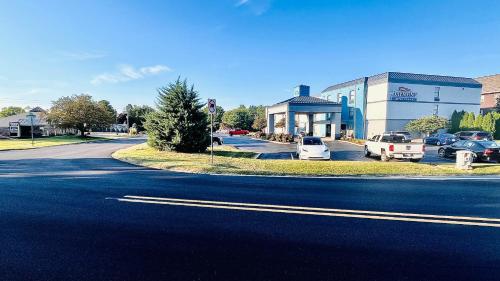 a street with cars parked in front of a building at Baymont by Wyndham Lafayette - Purdue University in Lafayette