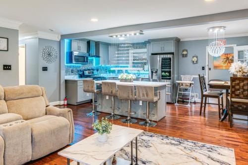 Η κουζίνα ή μικρή κουζίνα στο Modern Fort Washington Apt 14 Mi to National Mall