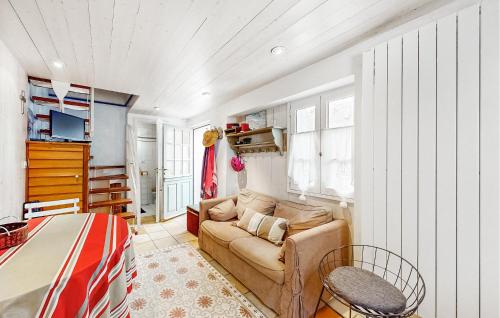 a living room with a couch and a bed at 2 Bedroom Amazing Home In Ars-En-Ré in Ars-en-Ré