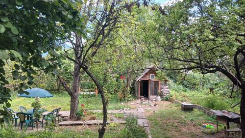 Jardín al aire libre en Hayk B&B (in Sanahin)