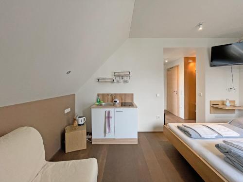 a bedroom with a bed and a small kitchen at Modernes & gepflegtes Hotelzimmer mit Küche! in Bernstadt
