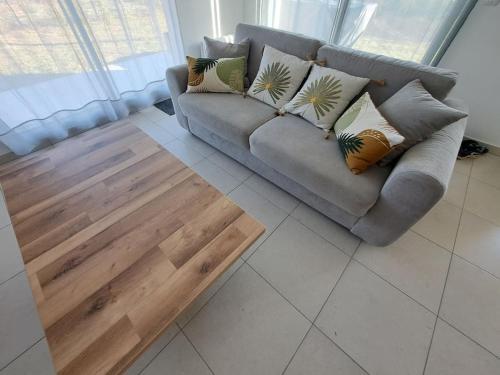 a living room with a couch and a wooden table at super appart au cœur des vignes in Péret