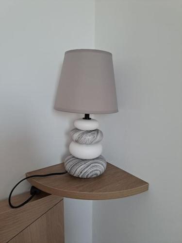 a lamp on a wooden shelf with a coil of yarn at super appart au cœur des vignes in Péret