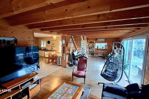 Televisyen dan/atau pusat hiburan di Villa Chênaie des Lagunes Piscine & Spa privé