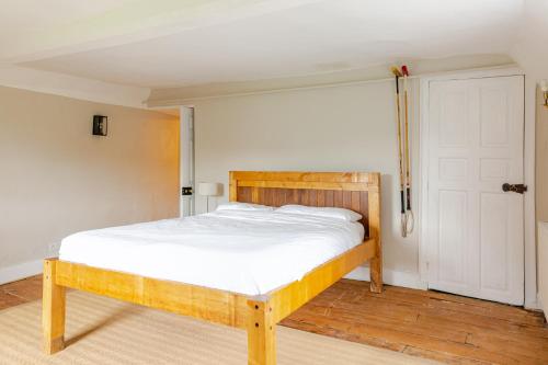 Letto o letti in una camera di Furzen Farmhouse - Quiet Alternative to a Hotel