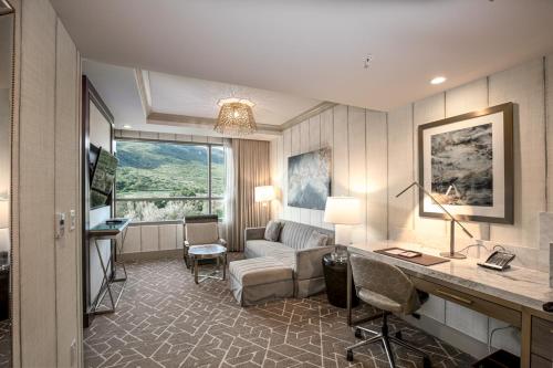 - un salon avec un canapé et un bureau dans une chambre d'hôtel dans l'établissement Viejas Casino & Willows Hotel, à Alpine