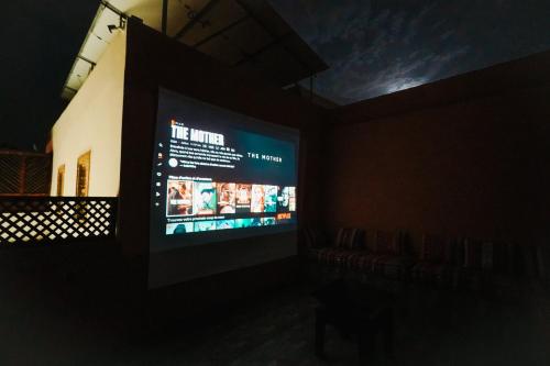 Una televisión o centro de entretenimiento en Riad LALLA JIHANE