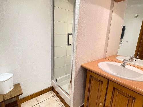 une salle de bain avec douche et lavabo dans l'établissement Appartement au pied des pistes avec balcon, parking et Wi-Fi - FR-1-505-143, à Notre-Dame-de-Bellecombe