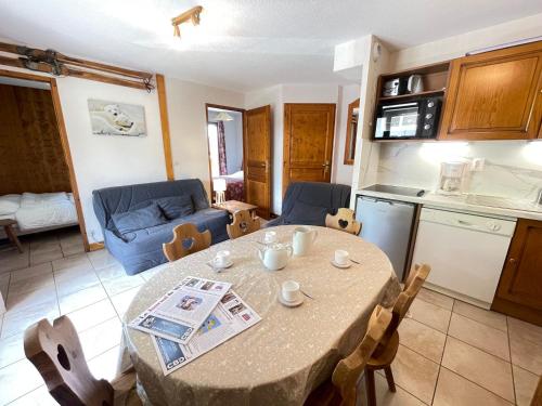 une cuisine et une salle à manger avec une table dans une pièce dans l'établissement Appartement au pied des pistes avec balcon, parking et Wi-Fi - FR-1-505-143, à Notre-Dame-de-Bellecombe