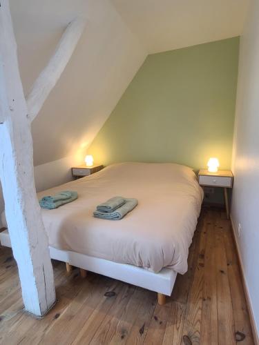 une chambre avec un lit avec deux lampes dessus dans l'établissement Le Vert d'Eau - Évasion Authentique au Cœur de Dieppe, à Dieppe