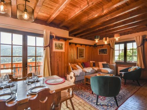un salon avec un canapé et une table dans l'établissement Grand Duplex en Chalet : 5 Ch, Sud, Skis aux Pieds, Navette Gratuite, 12 pers. - FR-1-685-39, aux Gets