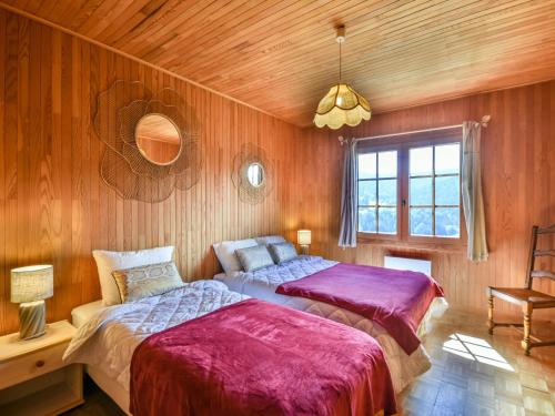 - 2 lits dans une chambre dotée de murs lambrissés dans l'établissement Grand Duplex en Chalet : 5 Ch, Sud, Skis aux Pieds, Navette Gratuite, 12 pers. - FR-1-685-39, aux Gets
