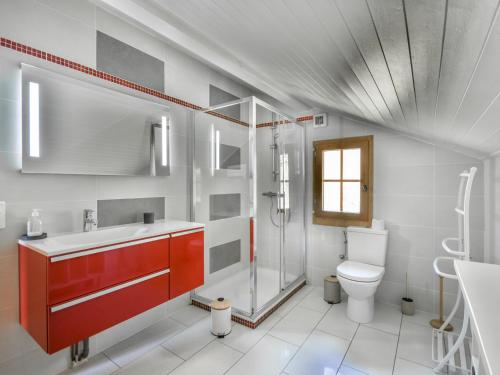 La salle de bains est pourvue d'un lavabo et d'une douche. dans l'établissement Grand Duplex en Chalet : 5 Ch, Sud, Skis aux Pieds, Navette Gratuite, 12 pers. - FR-1-685-39, aux Gets