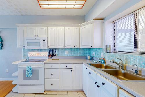 Kuchyň nebo kuchyňský kout v ubytování Oceanview condo with pool, beach access, jetted tub, W/D, & AC