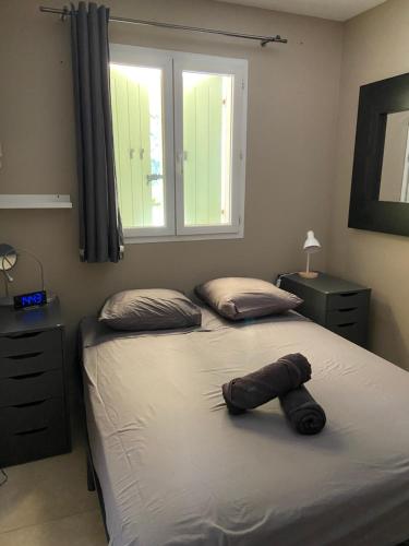 - une chambre avec un lit avec deux oreillers et une fenêtre dans l'établissement Villa tout confort Piscine et Spa Côte d'Azur 6 personnes, à Puget-sur Argens