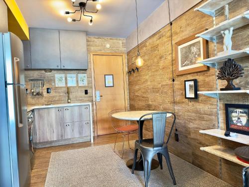 een keuken met een tafel en stoelen in een kamer bij Ed Saint Moritz, Flat 01 com Garagem, SHN no Coração de Brasília in Brasilia