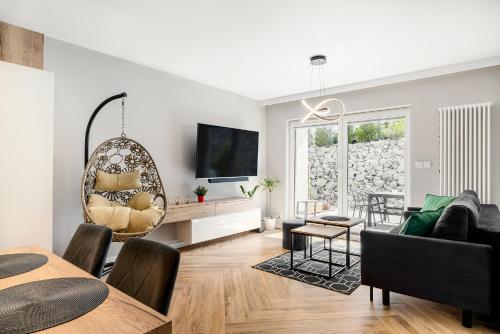 un soggiorno con un divano e un tavolo di Apartament Stacja Wisła a Wisła