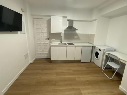 een witte keuken met een spoelbak en een vaatwasser bij PLAYA Y SOL z2 in Almería