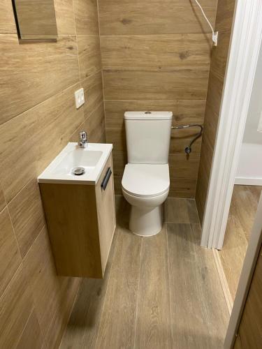een badkamer met toilet en wastafel bij PLAYA Y SOL z2 in Almería