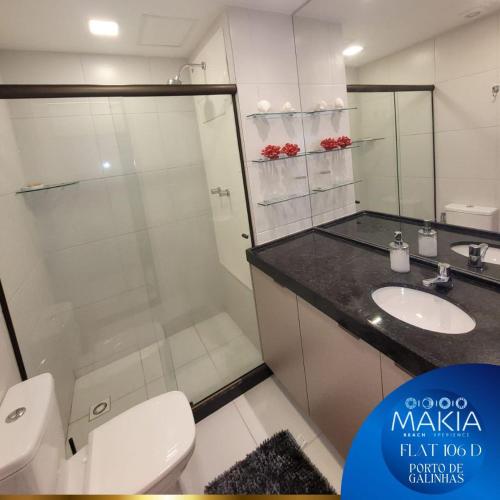 Un baño con inodoro, lavabo y ducha. en Flat Makia Beach Experience, en Ipojuca