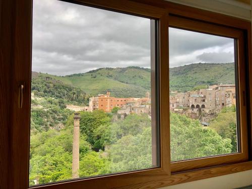 une fenêtre avec vue sur la ville dans l'établissement Amaretto, à Tivoli