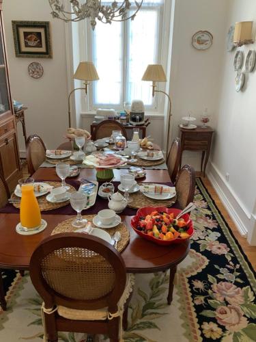 een eettafel met een fruitschaal erop bij Villa Estefânia, Sintra in Sintra