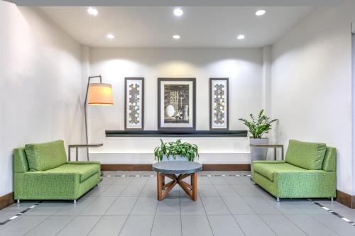 Гостиная зона в Holiday Inn Express Hotel & Suites Clute-Lake Jackson by IHG