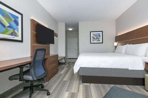 Кровать или кровати в номере Holiday Inn Express Hotel & Suites Clute-Lake Jackson by IHG