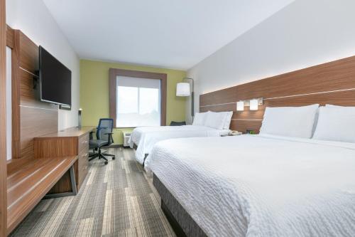 Телевизор и/или развлекательный центр в Holiday Inn Express Hotel & Suites Clute-Lake Jackson by IHG