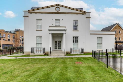 a large white house with a grass yard at Hertfordshire's Luxury House in Hemel Hempstead
