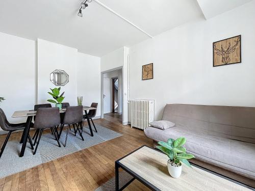 un salon avec un canapé et une table dans l'établissement Le 3-F2 centre historique, à Montluçon