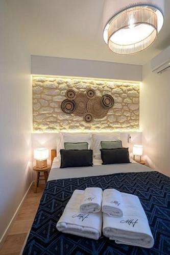 une chambre avec un lit avec deux oreillers dessus dans l'établissement Évasion scandinave à Narbonne élégance et confort réunis !, à Narbonne